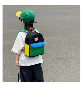 Vista posteriore dello zaino a righe per bambini in tela colorblock blu e verde scuro