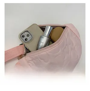 Détail de l'intérieur d'un sac enfant rose matelassé cœur montrant la grande capacité