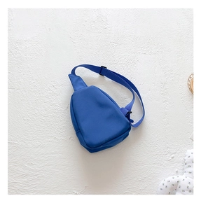 Dettaglio del borsello monospalla in nylon blu con tracolla regolabile e fibbia nera