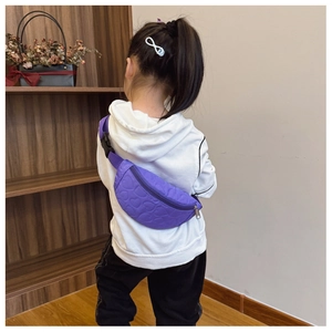 Gros plan d'un sac de poitrine violet pour enfant avec motif cœur et sangle réglable