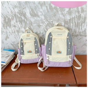 Vue détaillée de sacs à dos bicolores pour enfants avec cordons de serrage ajustables