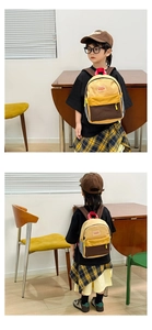 Vista anteriore e posteriore di uno zaino per bambini in tela color-block e ricami