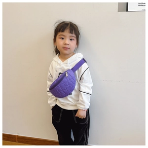 Sac bandoulière violet enfant avec matelassage cœur et bandoulière réglable