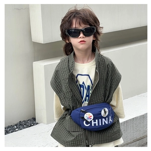Dettaglio del borsello da petto blu per bambini con scritta CHINA e spille carine