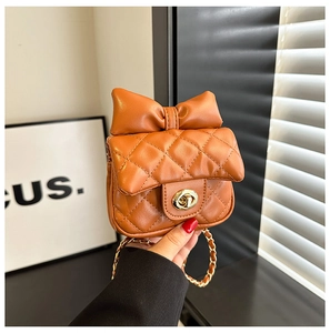 Détail du mini sac matelassé pour filles avec nœud papillon et bandoulière chaîne