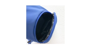 Vista dettagliata dell'apertura circolare con zip e dell'interno nero della borsa blu