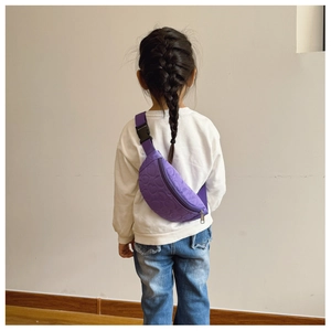 Vue arrière d'un enfant portant un sac de poitrine violet matelassé à motifs cœurs