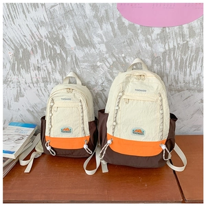Détail de sacs à dos pour enfants bicolores en deux tailles avec cordon décoratif
