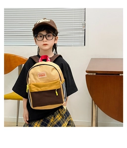 Dettaglio dello zaino per bambini con design color-block e robusta maniglia di trasporto