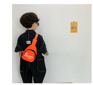 Dettaglio del borsello monospalla arancione per bambini con scritta Sup bianca in nylon