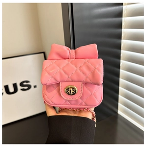 Détail du mini sac matelassé rose avec grand nœud et fermoir tournant doré élégant