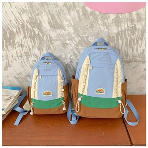 Détail de grands et petits sacs à dos contrastés sur une table en bois