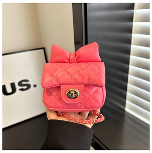 Détail du mini sac matelassé rose pour fille avec nœud et fermoir tournant doré