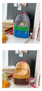 Dettaglio di due zaini in tela a righe con design a blocchi di colore per bambini
