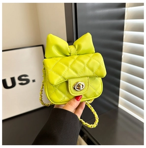Détail du mini sac bandoulière matelassé vert citron avec nœud et chaîne en métal