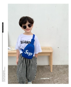 Dettaglio del borsello da petto blu in tela per bambini con scritte Sup bianche sport