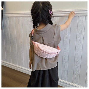 Détail du sac de poitrine rose matelassé cœur pour enfants avec bandoulière réglable