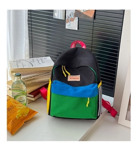 Dettaglio di uno zaino per bambini in tela multicolore con accenti a righe