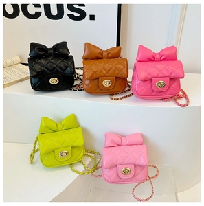 Détail de cinq mini sacs à bandoulière matelassés colorés avec nœuds et chaînes en métal
