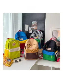 Dettaglio di zaini in tela colorata con motivi a righe e tasche laterali per bambini