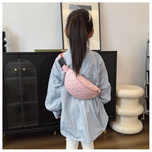 Vue arrière d'un enfant portant un sac de poitrine rose matelassé avec sangle réglable
