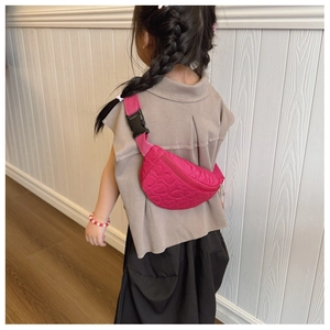 Détail du sac de poitrine rose matelassé pour enfants avec motifs en cœur et sangle