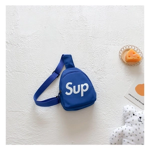 Dettaglio del borsello da petto blu navy per bambini con scritte bianche su sfondo