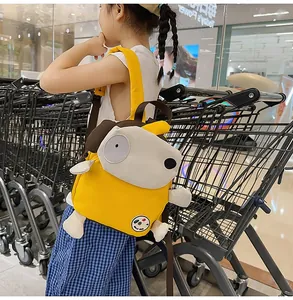 Detail eines gelben Hunde-Rucksacks mit braunen Ohren für Kinder in einem Einkaufszentrum