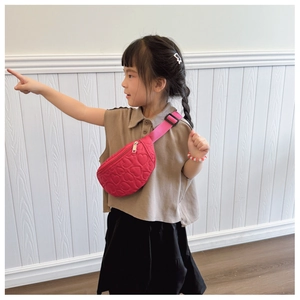 Détail du sac à bandoulière matelassé en forme de cœur rose pour enfants avec sangle