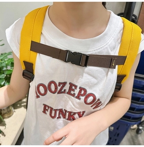 Detail des verstellbaren Brustgurts und der atmungsaktiven Polster am Kinderrucksack