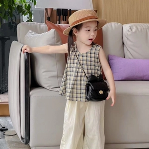 Mini sac bandoulière pour filles avec nœud et chaîne assorti à une tenue d'été