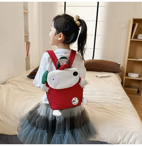 Mädchen trägt süßen roten Welpen-Rucksack mit 3D-Ohren und Hello Dog Aufnäher
