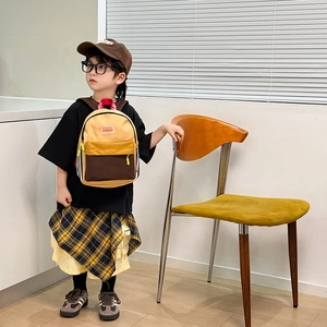 Zaino per bambini in tela a righe con spallacci rossi indossato da un bimbo