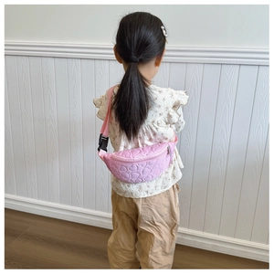 Détail du sac de poitrine rose matelassé à cœur pour enfants avec sangle réglable