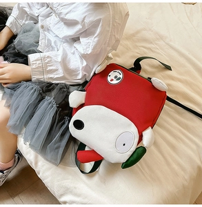 Detailansicht eines roten Hunde-Kinderrucksacks mit verstellbaren Trägern am Model