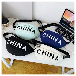 Dettaglio di quattro marsupi in tela colorata con scritte CHINA stampate