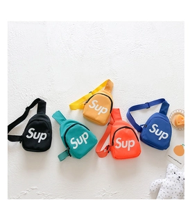 Dettaglio di mini borse da petto per bambini in nylon con cinghie regolabili in cinque colori