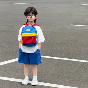 Zaino per bambini a righe tricolori con vivace design patchwork rosso blu e giallo