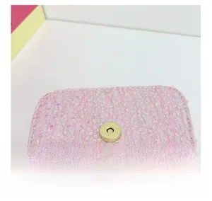 Detail der rosa Paillettenstruktur und Gold-Magnetverschluss an Kinder-Handtasche