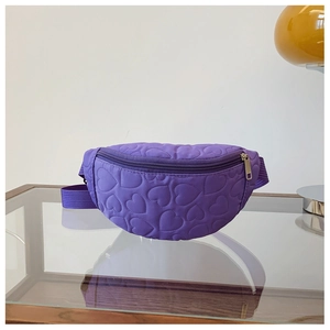 Détail du sac de poitrine violet pour enfants avec surpiqûres en cœur et fermeture éclair