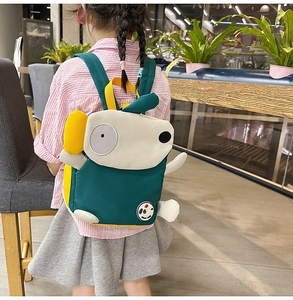 Rückansicht eines Kindes mit dem Cartoon-Welpenrucksack in einer warmen Umgebung