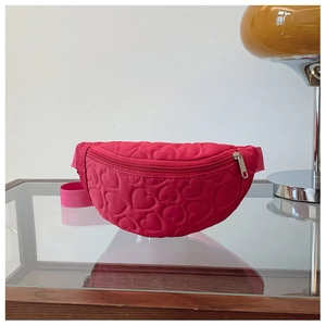 Détail du sac de poitrine rose pour enfants avec matelassage en cœur et sangle réglable
