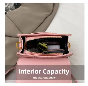 Capacité interne du sac rose en similicuir avec poche zippée et petits accessoires