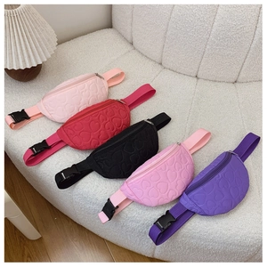 Détail de sacs de poitrine colorés pour enfants avec motif cœur et sangle réglable