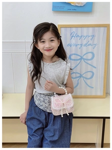 Rosa Pailletten-Kindertasche mit Spitzenschleife und Perlen griff am kleinen Model