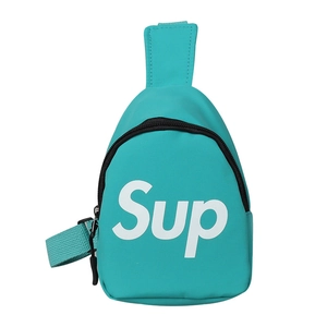 Marsupio sportivo azzurro per bambini con lettere bianche e tracolla regolabile trendy