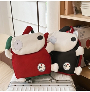 Details der roten und schwarzen Hunde-Rucksäcke mit Hello Baba Logo auf dem Koffer