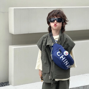 Marsupio bimbo blu navy con stampa a lettere CHINA e distintivo a forma di orsetto