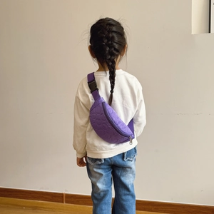 Sac de poitrine matelassé violet pour enfants avec motif cœur et sangle ajustable