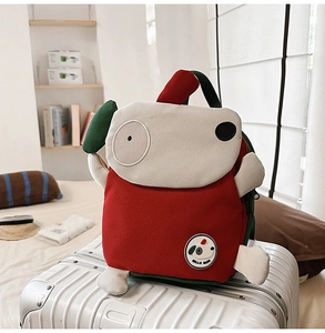 Detail eines niedlichen Hunde-Rucksacks mit HELLO MAMA Abzeichen auf einem Koffer